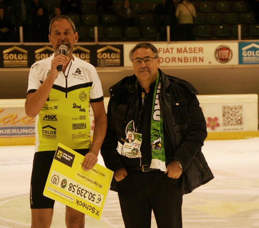 Scheck__bergabe in der ersten Pause auf dem Eis.JPG