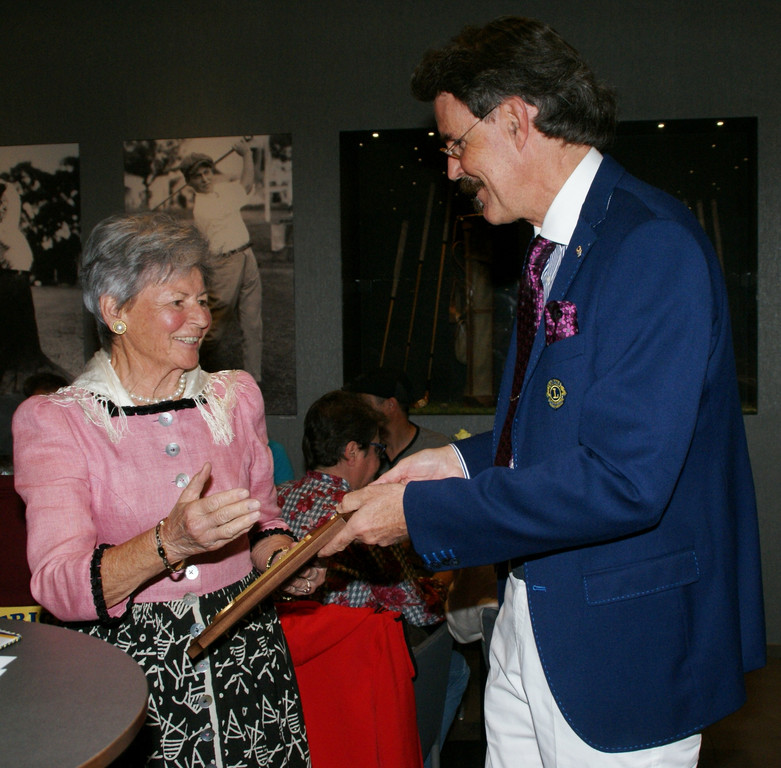 Kristl Moosbrugger _Hotel Post Lech_ erh__lt die h__chste Ehrung der Lions_ den Melvin Joses Award.JPG