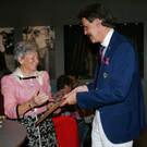 Kristl Moosbrugger _Hotel Post Lech_ erh__lt die h__chste Ehrung der Lions_ den Melvin Joses Award.JPG