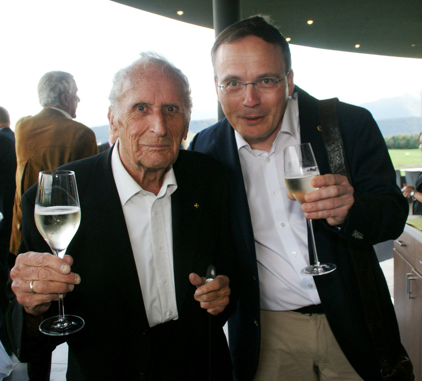 v_li_ Dr_ Edwin Oberhauser _mit 93 Jahren das __lsteste Lionsmitglied__ Stephan Hoffmann _Pr__sident_ 1.JPG
