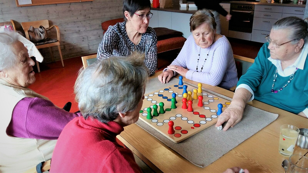 Je nach M__glichkeit der Besucher singen und musizieren wir gemeinsam_ basteln an sch__nen Dingen oder spielen Karten.jpg