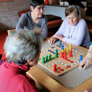 Je nach M__glichkeit der Besucher singen und musizieren wir gemeinsam_ basteln an sch__nen Dingen oder spielen Karten.jpg