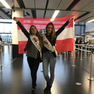 Bianca und Celine am Flughafen Wien.JPG
