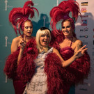 AdWin-2017-Moderatorin-mit-Burlesque-Taenzerinnen.jpg
