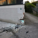 Biker kracht in der Stadt Salzburg gegen Hauseck