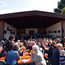 Herbstlicher Dorfmarkt im sonnigen Klaus