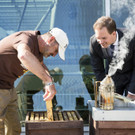 Imkermeister Alfred Hauska mit Center Manager Matthias Franta am Dach des Donau Zentrum.jpg