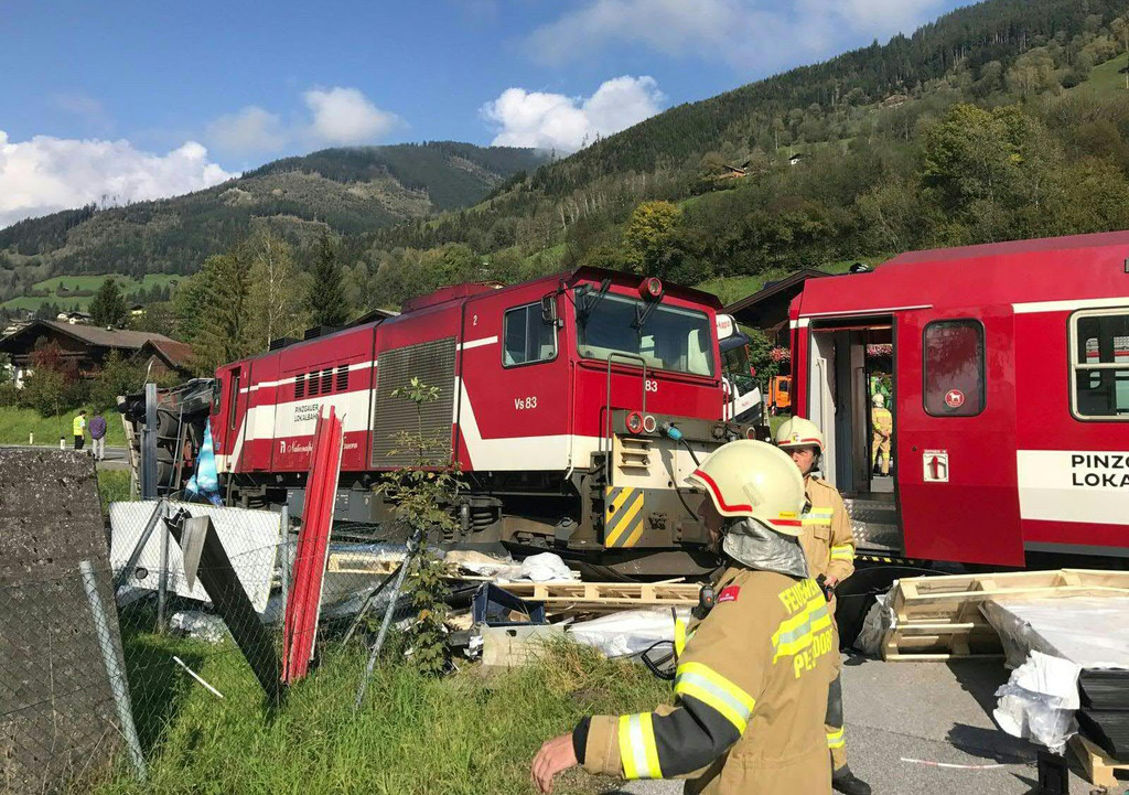 SALZBURG ZUSAMMENSTOSS ZWISCHEN ZUG UND LKW IM PINZGAU - F__NF VERLETZTE __2_.jpg