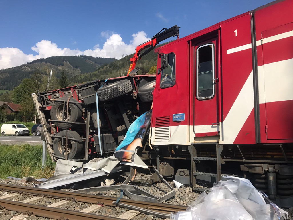 SALZBURG ZUSAMMENSTOSS ZWISCHEN ZUG UND LKW IM PINZGAU - F__NF VERLETZTE _.jpg