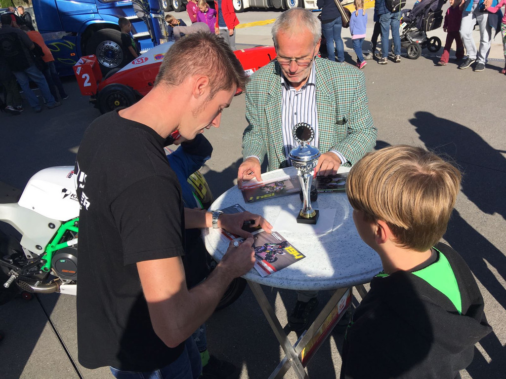 Motorradrennfahrer Max Winklinger gibt Autogramme.jpg