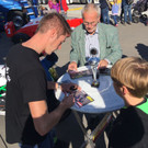 Motorradrennfahrer Max Winklinger gibt Autogramme.jpg