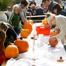 Kürbisschnitzen – Spaß für Groß und Klein am Kirchplatz
