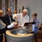 Jonah Gabriel empfing das Sakrament der Taufe.