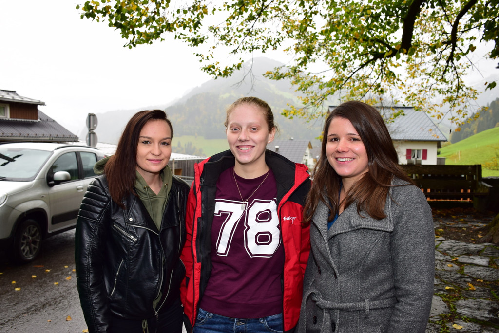 Belinda_ Elena_ Daniela_Malerinnen.JPG