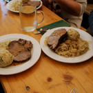 K__stlicher Schweinsbraten mit Kn__del und Kraut wurde kredenzt.JPG