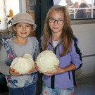 Lorena und Anna wurden in die Krauthobel-Kunst eingewiesen.JPG