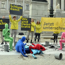 Initiative mit Schlammschlacht vor Parlament