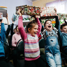 Viele Kinder erhalten zum ersten Mal in ihrem Leben ein Geschenk.