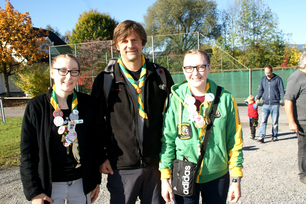 Stefan Koch mit Nina und Christine - die Pfadfinder halfen flei__ig mit.JPG