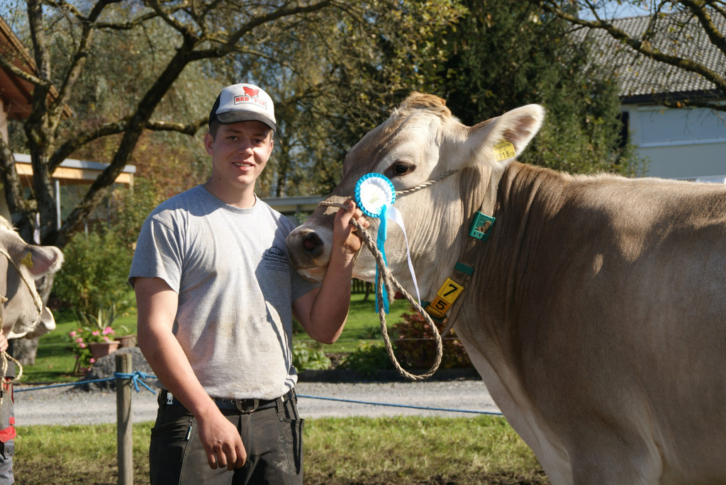 # Simon Hofer mit Miss Milchkuhtyp Gloriett.JPG