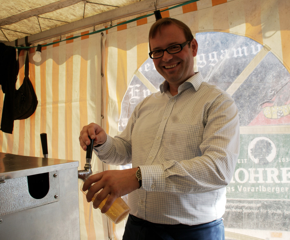 Daniel Steinhofer war zum Bierzapfen eingeteilt.JPG