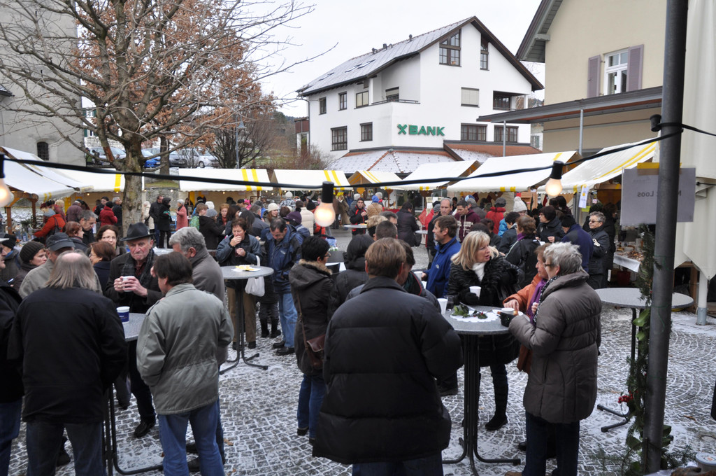 G__fner Advent-Dorfmarkt - Besucher 2 - _c_Helmut K__ck.jpg
