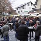G__fner Advent-Dorfmarkt - Besucher 2 - _c_Helmut K__ck.jpg