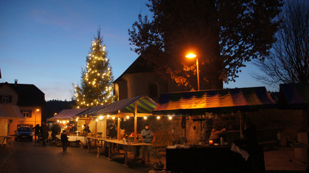 G__fner Advent-Dorfmarkt - Stimmung hf - _c_Richard Sonderegger.JPG