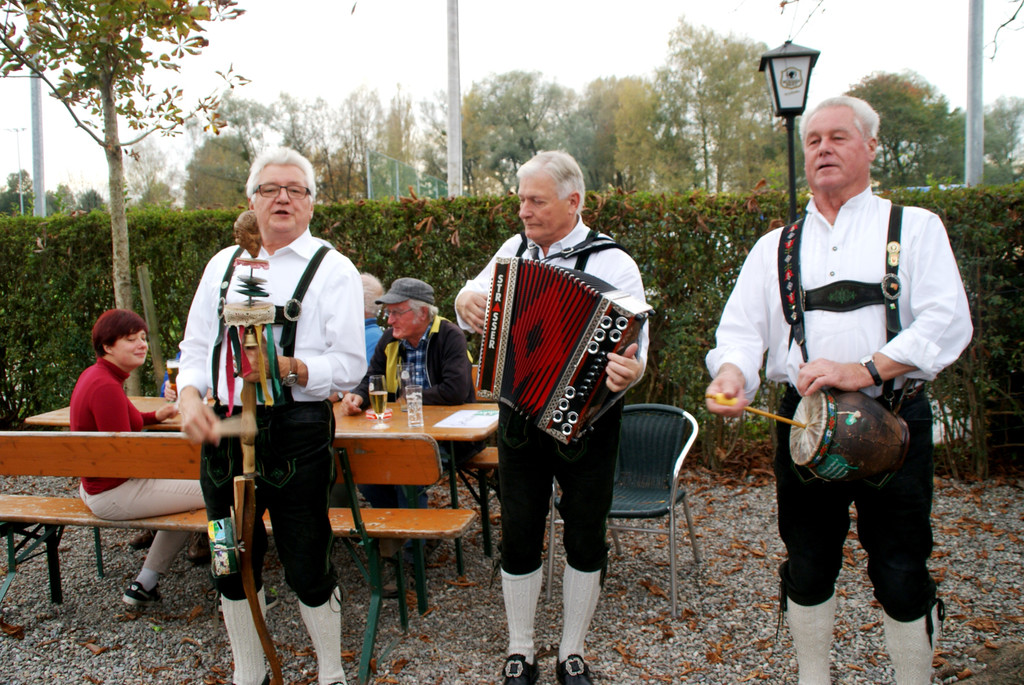 Am Samstag unterhielten die Steirer-Buam.JPG