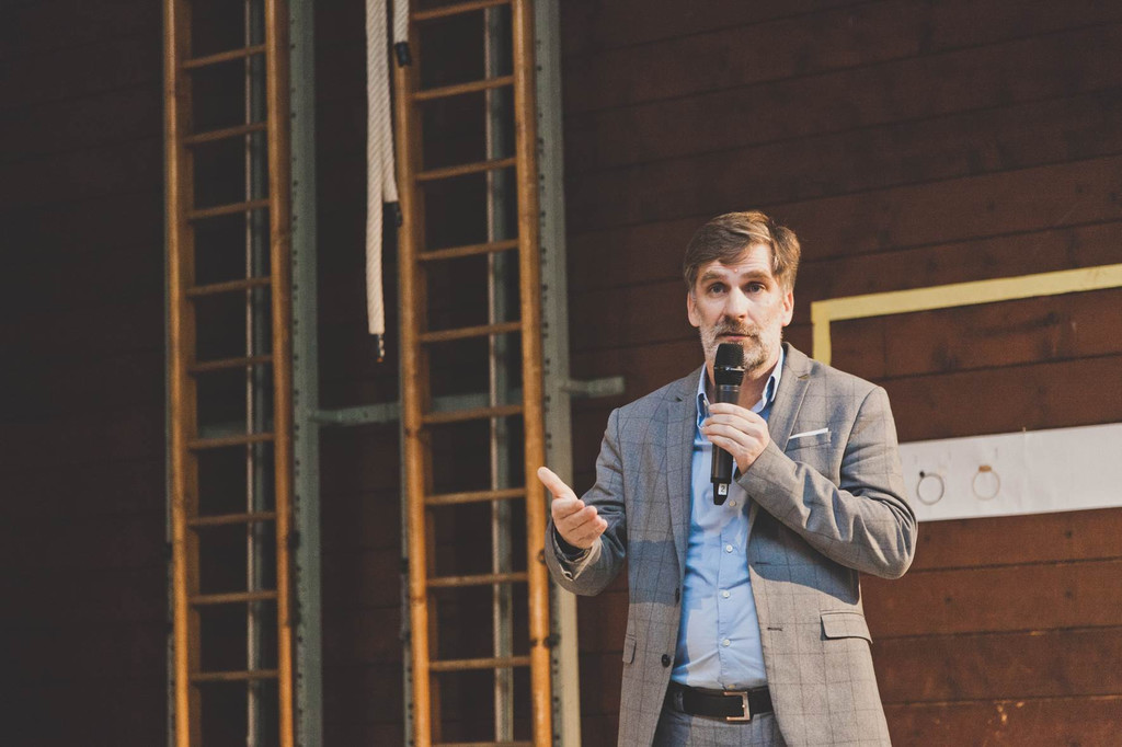 Bild 8_Kulturabteilungsleiter Winfried Nussbaumm__llerbei der Verleihung des LAVA Award in der Turnhalle im Gymnasiumhof _c_.jpg