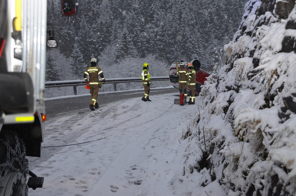 VU Gro__arler Landesstrasse am 13_11_2017  Pressefotopongau MW  _4_.JPG