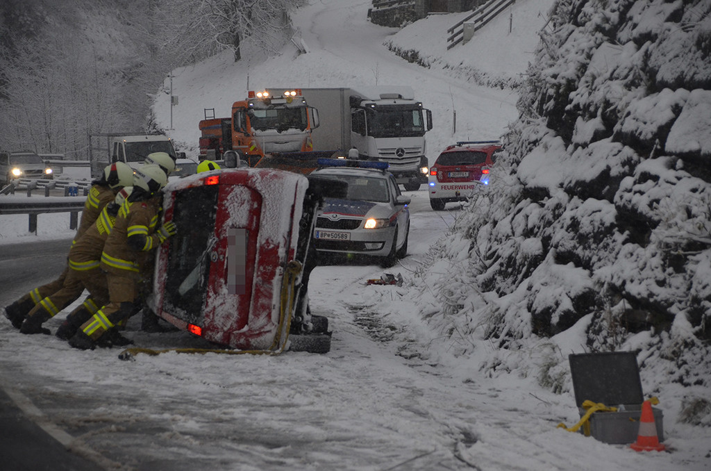 VU Gro__arler Landesstrasse am 13_11_2017  Pressefotopongau MW  _8_.JPG