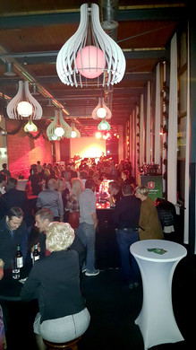 2017-11-18 23_00_22-2 saal mit leuten hochformat.jpg