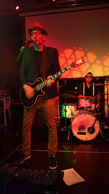 2017-11-18 23_47_42 gee-k mit band spielte funky music.jpg