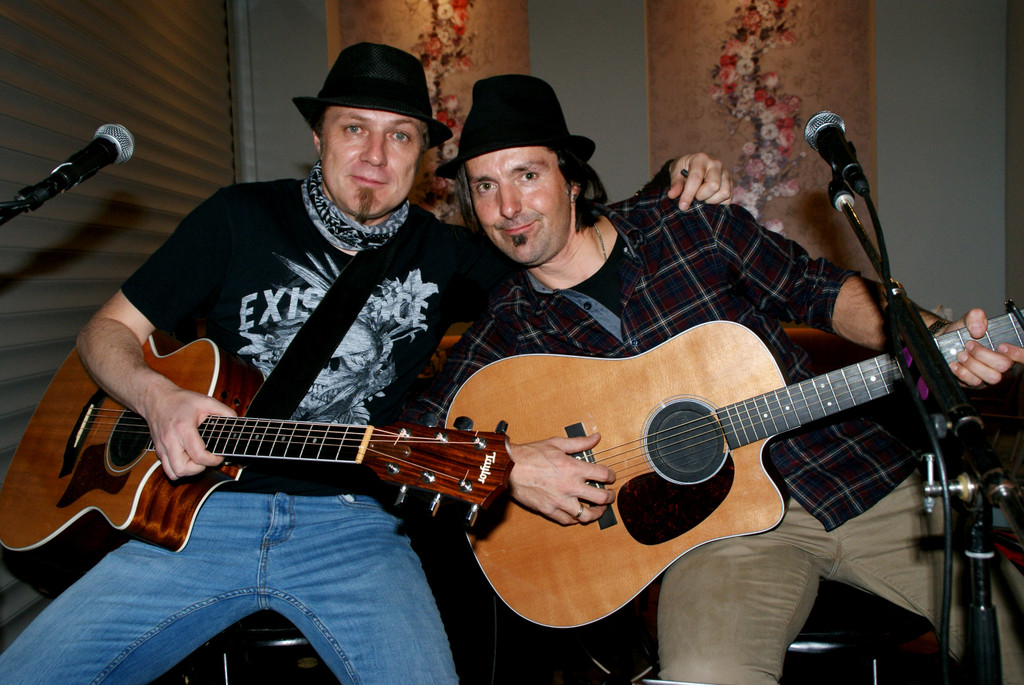 The Becks Acoustic Duo unterhielten die G__ste im Caf__ Rhesi.JPG