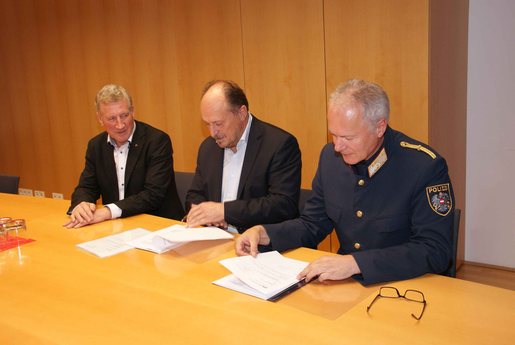Polizei_unterzeichnet_Vertrag_f__r_Umbau_beim_Kronenareal_2017-11-13_DSC05260_web.jpg