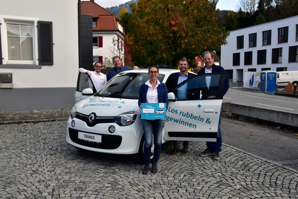 1_20171117_hauptpreis renault twingo zen mit den organisatoren der rubbellosaktion.jpg