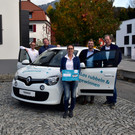 1_20171117_hauptpreis renault twingo zen mit den organisatoren der rubbellosaktion.jpg