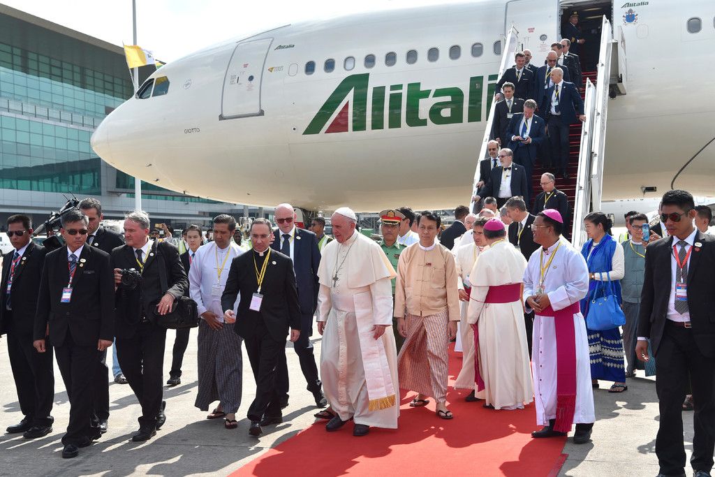 Pope_Myanmar_Asia_31280.jpg