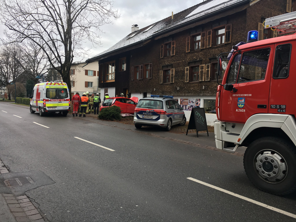 Altach Pkw hauswand.jpg