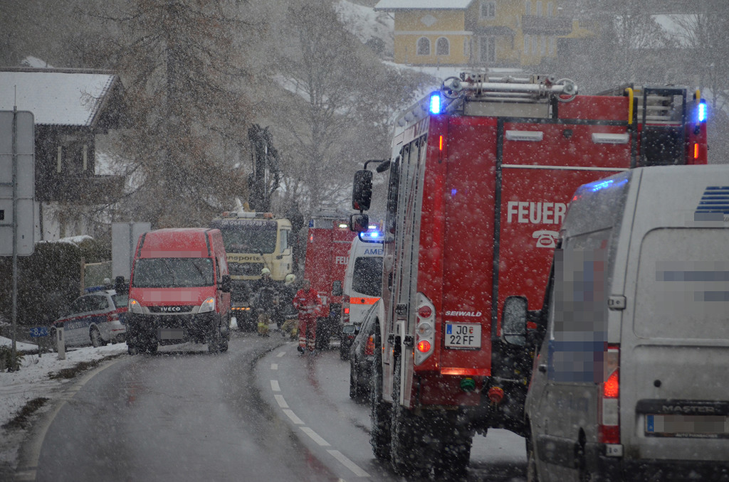 LKW Unfall B163 zwischen Wagrain und Flachau am 04_12_2017  Pressefotopongau MW _1_.JPG