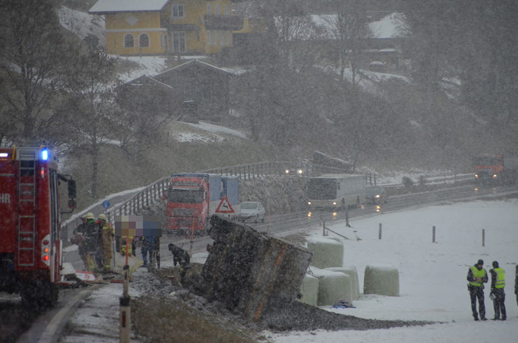 LKW Unfall B163 zwischen Wagrain und Flachau am 04_12_2017  Pressefotopongau MW _2_.JPG