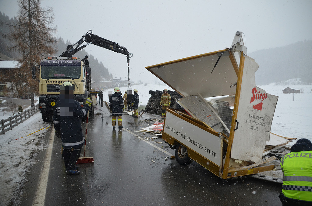 LKW Unfall B163 zwischen Wagrain und Flachau am 04_12_2017  Pressefotopongau MW _3_.JPG