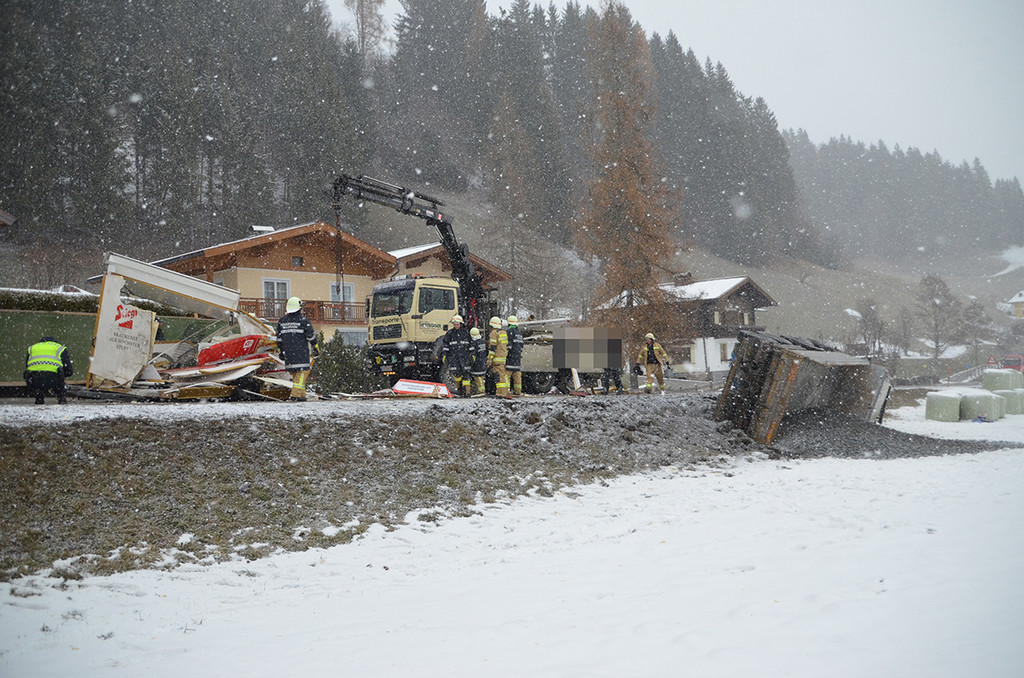 LKW Unfall B163 zwischen Wagrain und Flachau am 04_12_2017  Pressefotopongau MW _4_.JPG