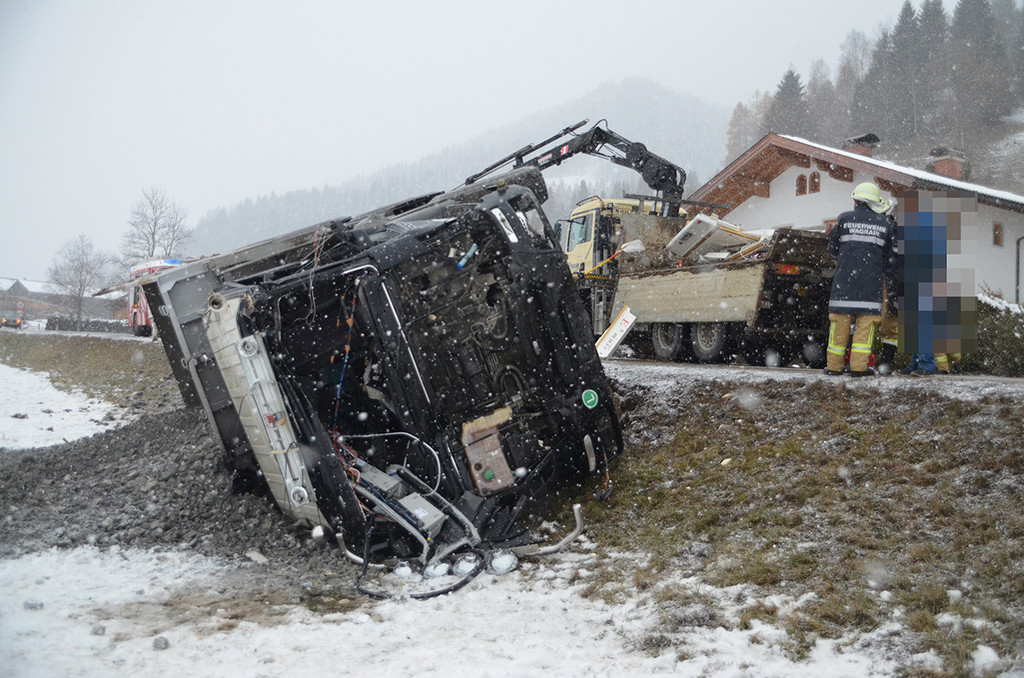 LKW Unfall B163 zwischen Wagrain und Flachau am 04_12_2017  Pressefotopongau MW _6_.JPG