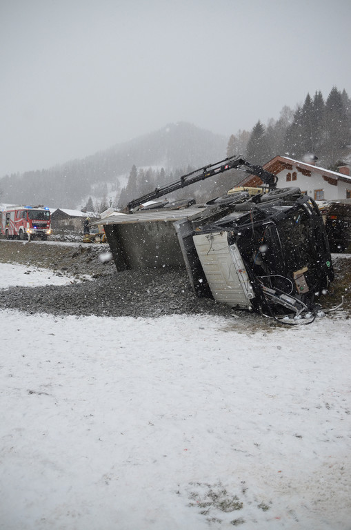 LKW Unfall B163 zwischen Wagrain und Flachau am 04_12_2017  Pressefotopongau MW _7_.JPG