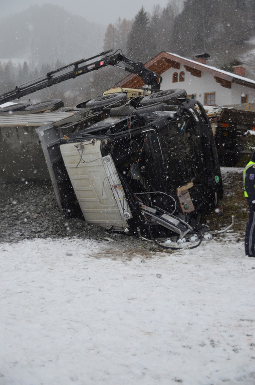 LKW Unfall B163 zwischen Wagrain und Flachau am 04_12_2017  Pressefotopongau MW _8_.JPG