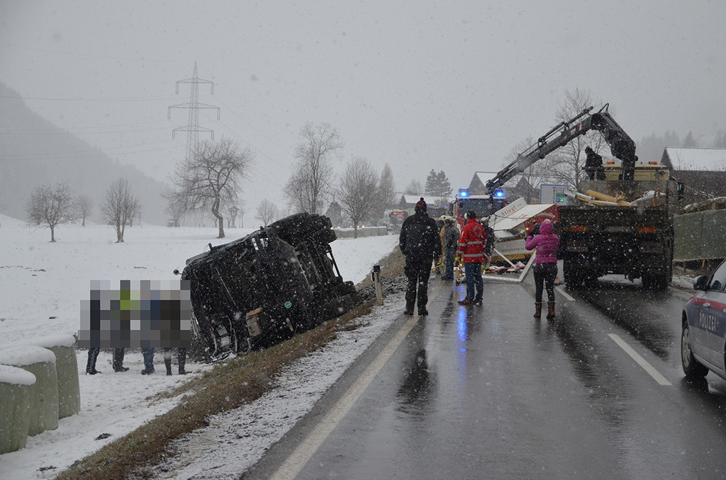 LKW Unfall B163 zwischen Wagrain und Flachau am 04_12_2017  Pressefotopongau MW _9_.JPG