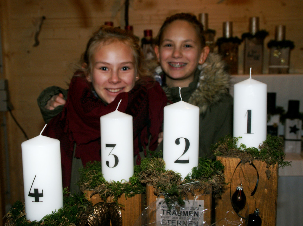 Anna-Sophie und Leonie im Wunderkasten.JPG