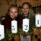 Anna-Sophie und Leonie im Wunderkasten.JPG